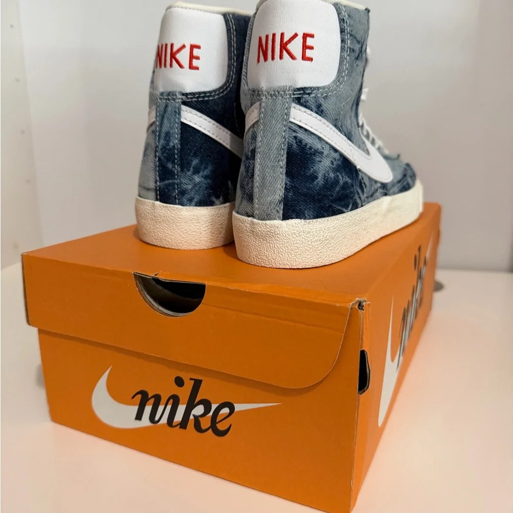 Women Size 6 // Nike High-Top Sneakers in Denim Tie-Dye - Picture 4 of 7